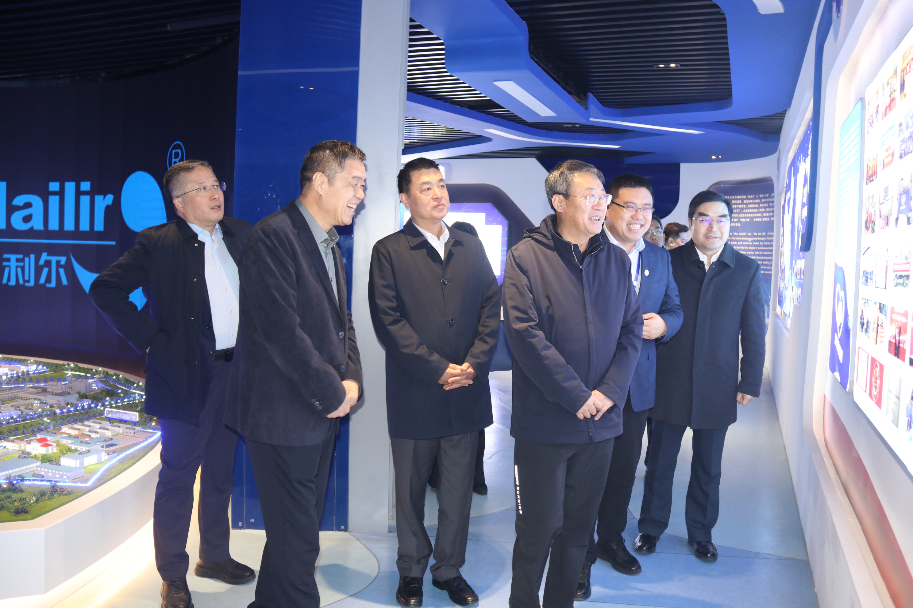 省委统战部副部长、省工商联党组书记张鲲一行来尊龙中国官网药业集团调研指导工作