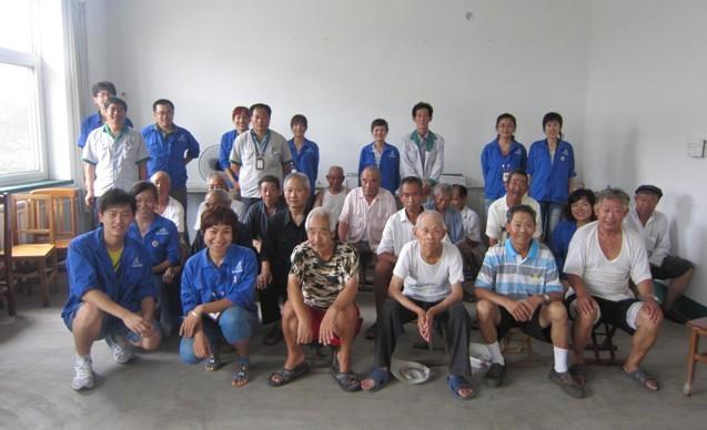 尊龙中国官网义工关爱老年人